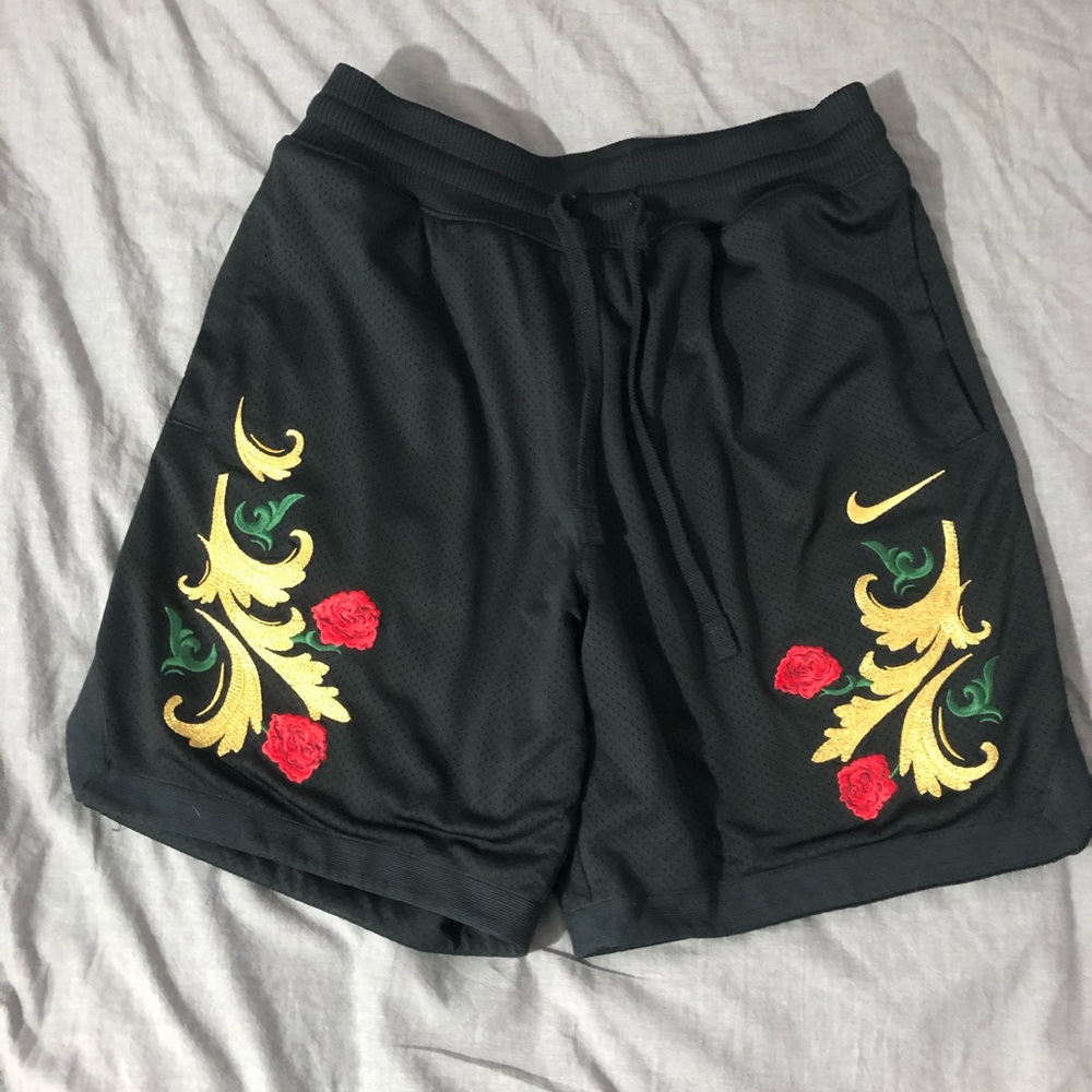 LARGE Kith x Nike Lebron Cloak shorts Black/multi
